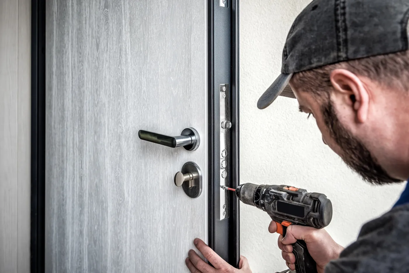 Serrurier veillant avec soin sur la porte d'entrée d'une villa du Vésinet (78110)